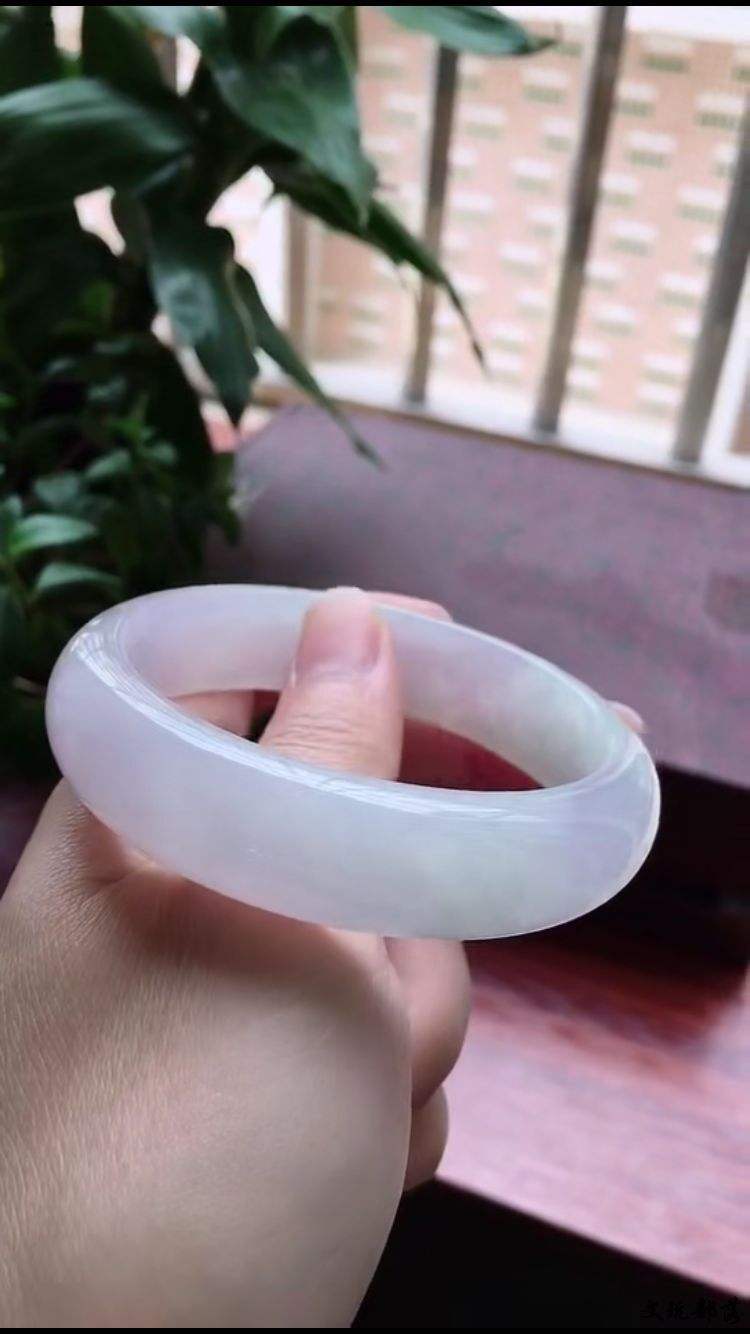 翡翠手镯里有纹不打灯看不出来,翡翠手镯里面没有纹怎么回事-第1张图片-翡翠网 翡翠手镯里有纹不打灯看不出来,翡翠手镯里面没有纹怎么回事-第1张图片-翡翠网