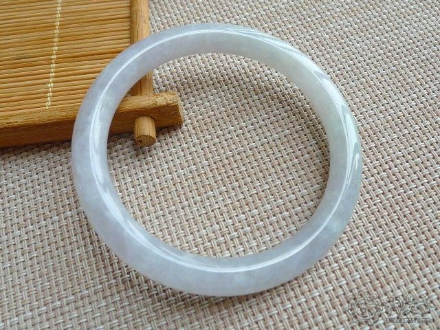 翡翠手镯里有纹不打灯看不出来,翡翠手镯里面没有纹怎么回事-第2张图片-翡翠网 翡翠手镯里有纹不打灯看不出来,翡翠手镯里面没有纹怎么回事-第2张图片-翡翠网