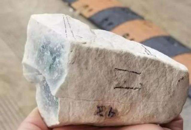 翡翠原石泡水里,翡翠原石泡水里掉黑渣怎么回事-第1张图片-翡翠网