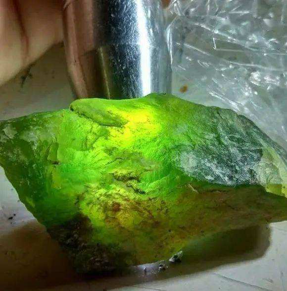 翡翠原石起雾带红线,翡翠原石上的雾-第2张图片-翡翠网