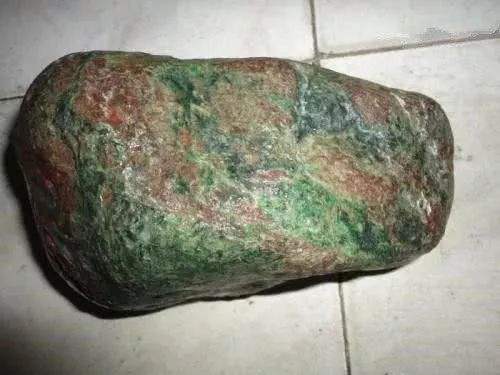 翡翠原石皮壳有水蟒带,翡翠原石蟒带怎么看-第1张图片-翡翠网 翡翠原石皮壳有水蟒带,翡翠原石蟒带怎么看-第1张图片-翡翠网