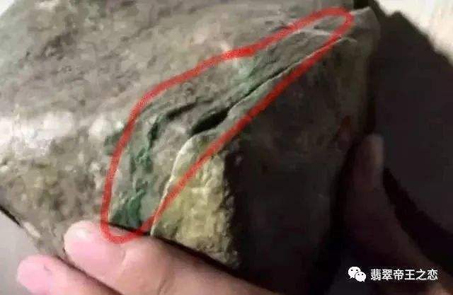 翡翠原石皮壳有水蟒带,翡翠原石蟒带怎么看-第2张图片-翡翠网 翡翠原石皮壳有水蟒带,翡翠原石蟒带怎么看-第2张图片-翡翠网