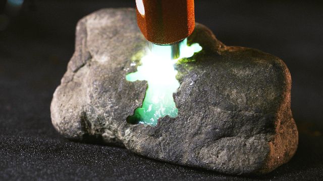 可靠翡翠毛料原石知识,翡翠玉石毛料鉴别-第2张图片-翡翠网 可靠翡翠毛料原石知识,翡翠玉石毛料鉴别-第2张图片-翡翠网