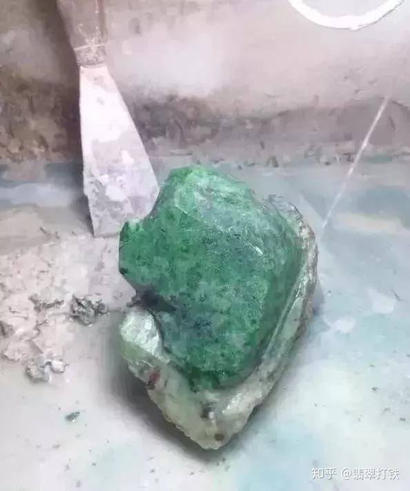 翡翠白玉石,翡翠原石白色金属-第1张图片-翡翠网 翡翠白玉石,翡翠原石白色金属-第1张图片-翡翠网