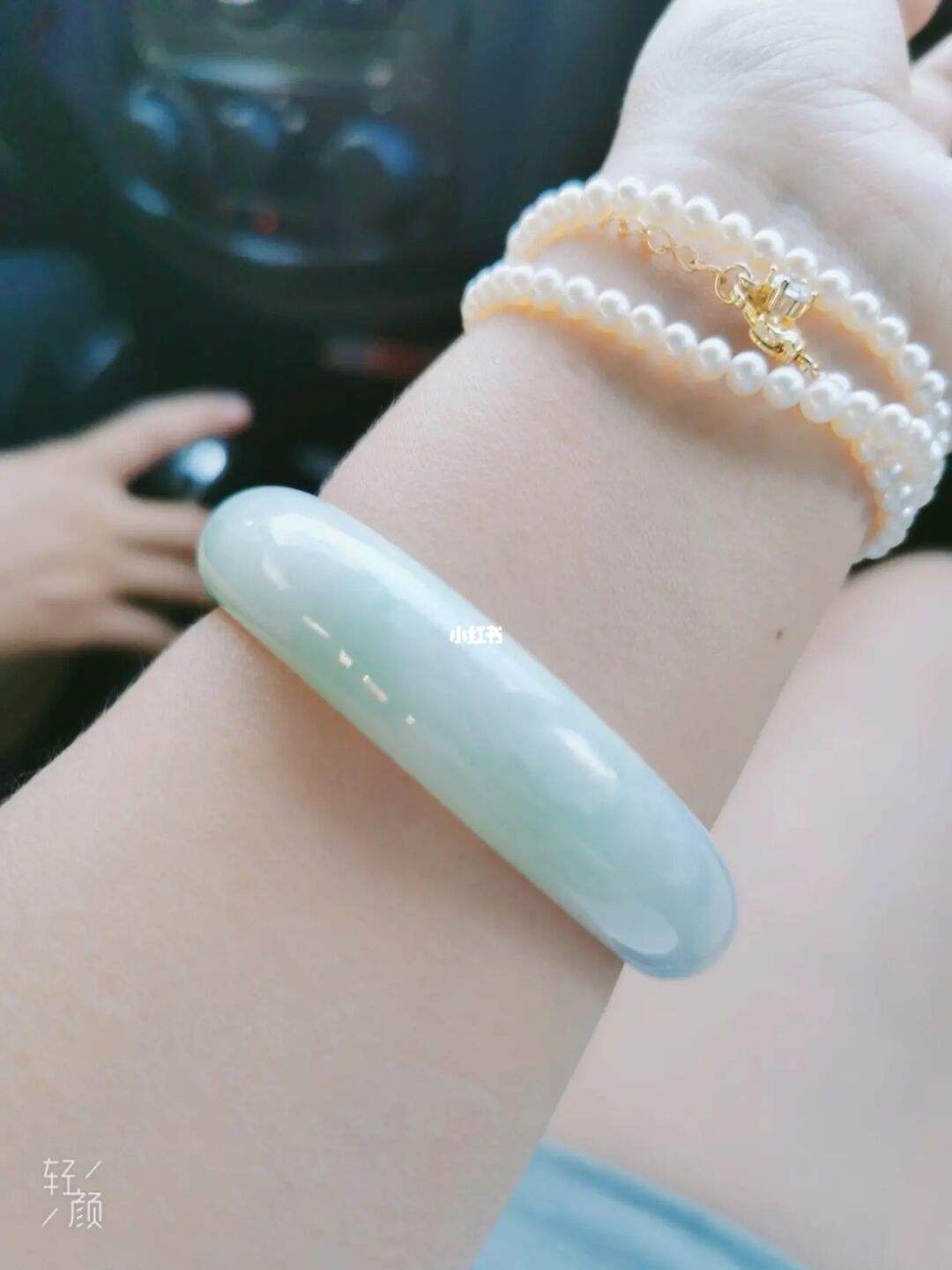 20岁小姐姐戴翡翠手镯,20岁小姐姐戴翡翠手镯图片-第1张图片-翡翠网 20岁小姐姐戴翡翠手镯,20岁小姐姐戴翡翠手镯图片-第1张图片-翡翠网
