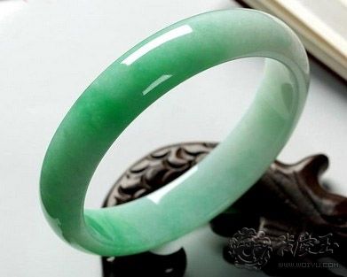 20岁小姐姐戴翡翠手镯,20岁小姐姐戴翡翠手镯图片-第2张图片-翡翠网 20岁小姐姐戴翡翠手镯,20岁小姐姐戴翡翠手镯图片-第2张图片-翡翠网