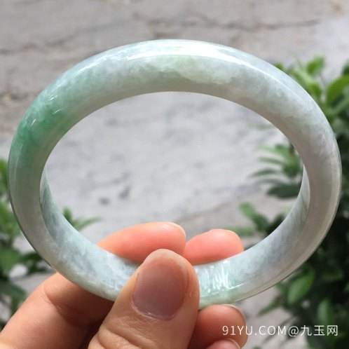 豆种翡翠手镯价格是怎么样的呢,豆种翡翠手镯图片及价格-第2张图片-翡翠网 豆种翡翠手镯价格是怎么样的呢,豆种翡翠手镯图片及价格-第2张图片-翡翠网
