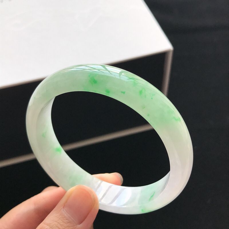 翡翠春色手镯,翡翠粉春料手镯-第1张图片-翡翠网 翡翠春色手镯,翡翠粉春料手镯-第1张图片-翡翠网