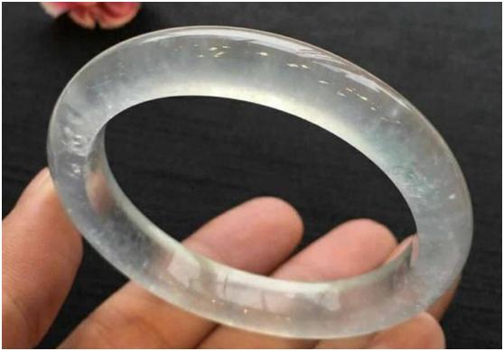 翡翠原石很透但是有苍蝇翅翡翠手镯有苍蝇翅但是比较透-第1张图片-翡翠网 翡翠原石很透但是有苍蝇翅翡翠手镯有苍蝇翅但是比较透-第1张图片-翡翠网