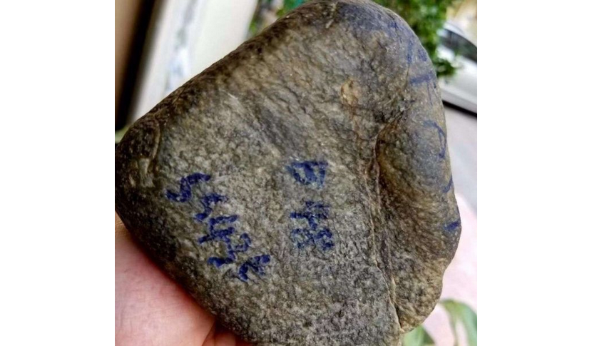 老坑种翡翠价值,穷小伙回老家种田种翡翠原石-第1张图片-翡翠网 老坑种翡翠价值,穷小伙回老家种田种翡翠原石-第1张图片-翡翠网