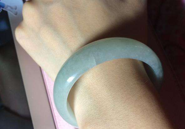 有裂痕翡翠手镯价格,翡翠手镯有小裂纹还值钱吗-第1张图片-翡翠网 有裂痕翡翠手镯价格,翡翠手镯有小裂纹还值钱吗-第1张图片-翡翠网