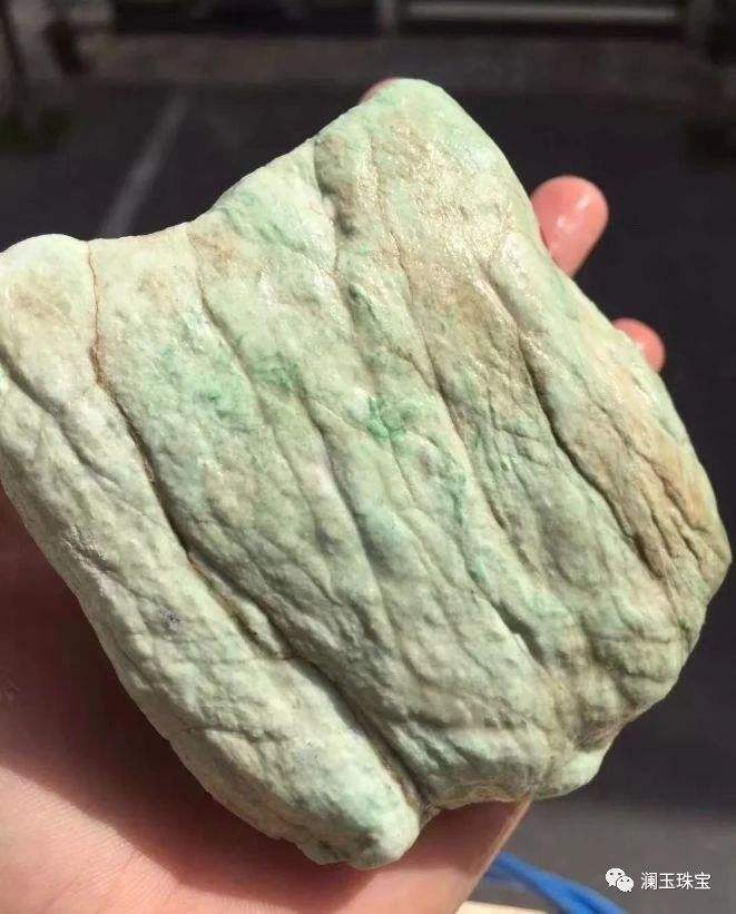 翡翠原石全身有松花有机会开出绿吗?,松花皮翡翠原石会出什么-第1张图片-翡翠网