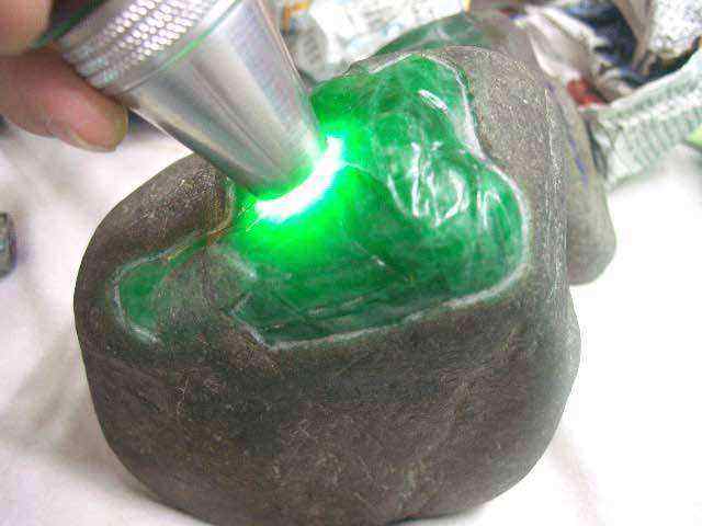 原石翡翠辨别,原石翡翠辨别真假-第1张图片-翡翠网 原石翡翠辨别,原石翡翠辨别真假-第1张图片-翡翠网