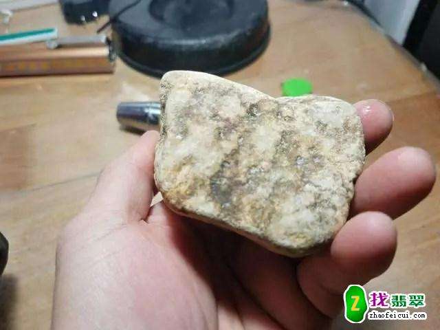 翡翠原石切开后垮了,翡翠原石切开全是裂有用吗-第2张图片-翡翠网 翡翠原石切开后垮了,翡翠原石切开全是裂有用吗-第2张图片-翡翠网