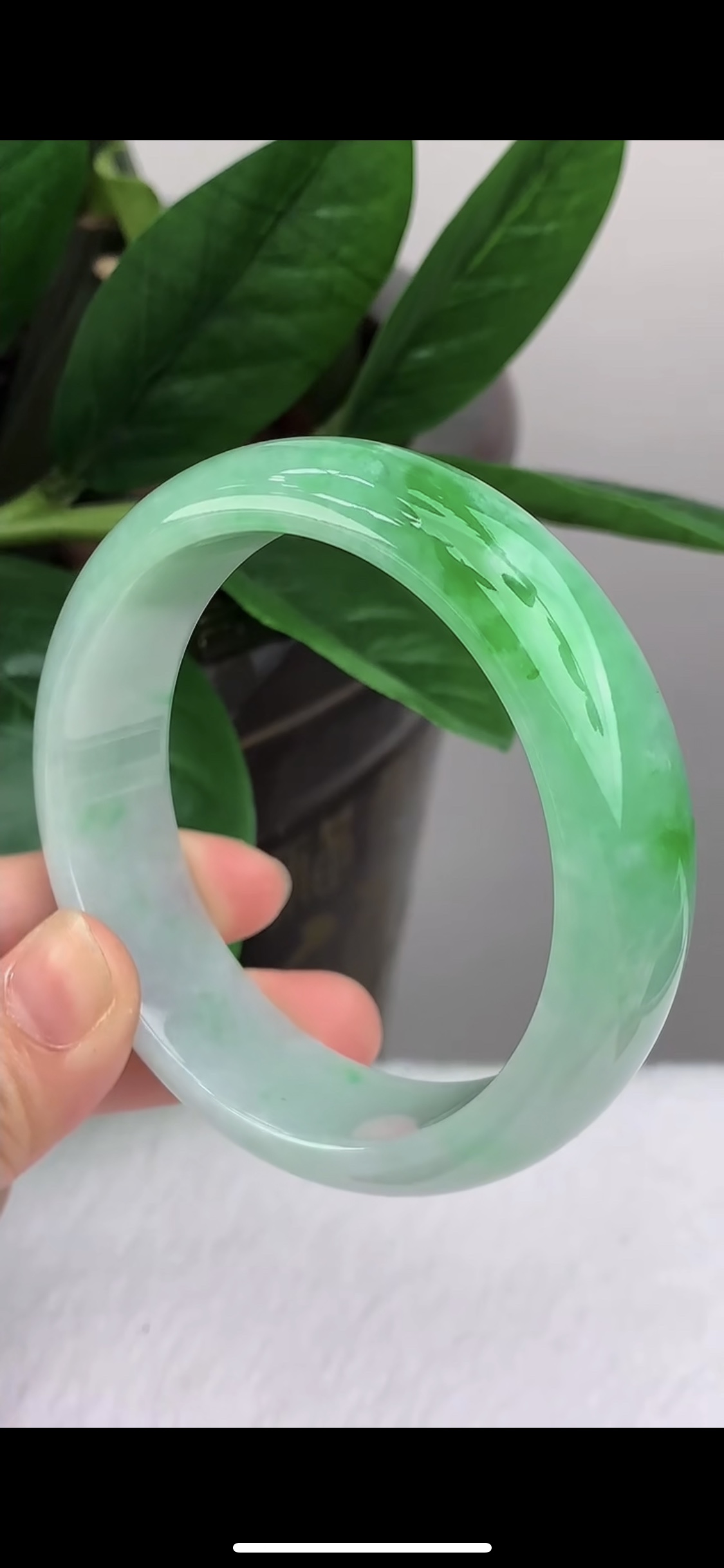 近冰种翡翠手镯图片冰种翡翠手镯图片大全及价格-第1张图片-翡翠网 近冰种翡翠手镯图片冰种翡翠手镯图片大全及价格-第1张图片-翡翠网