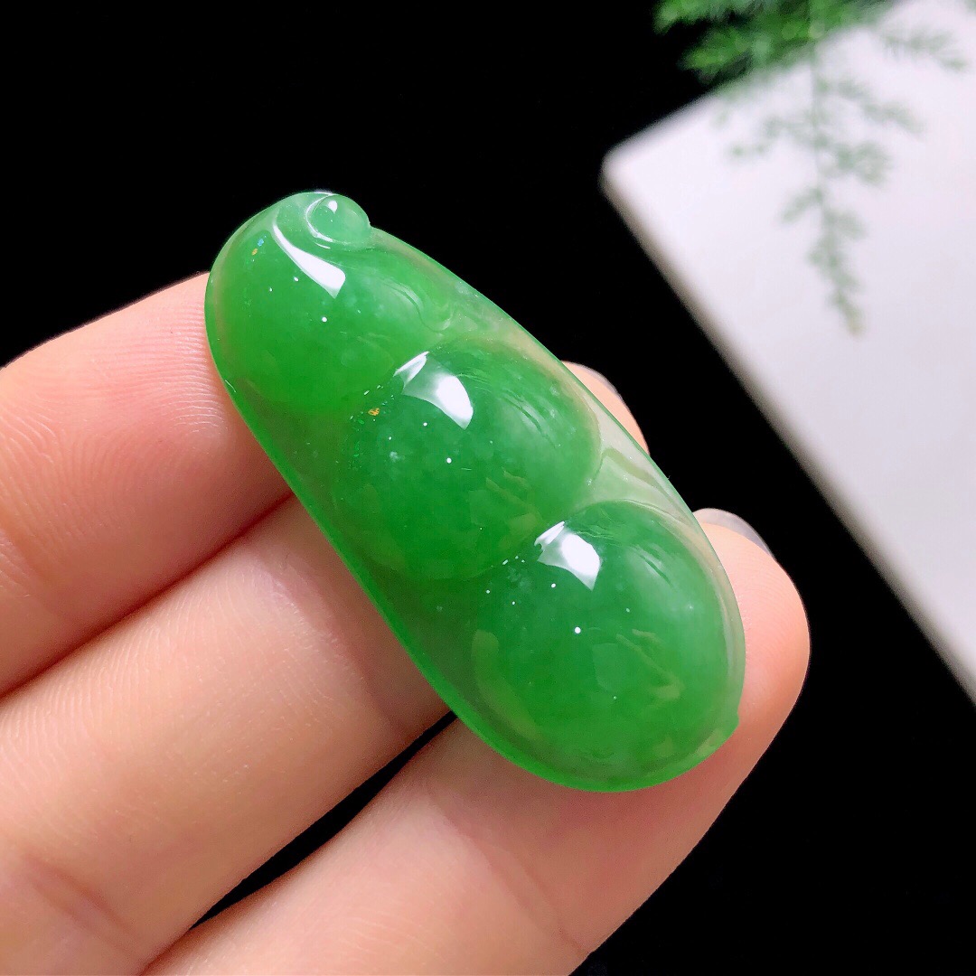 晴水绿翡翠值钱吗,绿色晴水翡翠价格高吗-第1张图片-翡翠网 晴水绿翡翠值钱吗,绿色晴水翡翠价格高吗-第1张图片-翡翠网