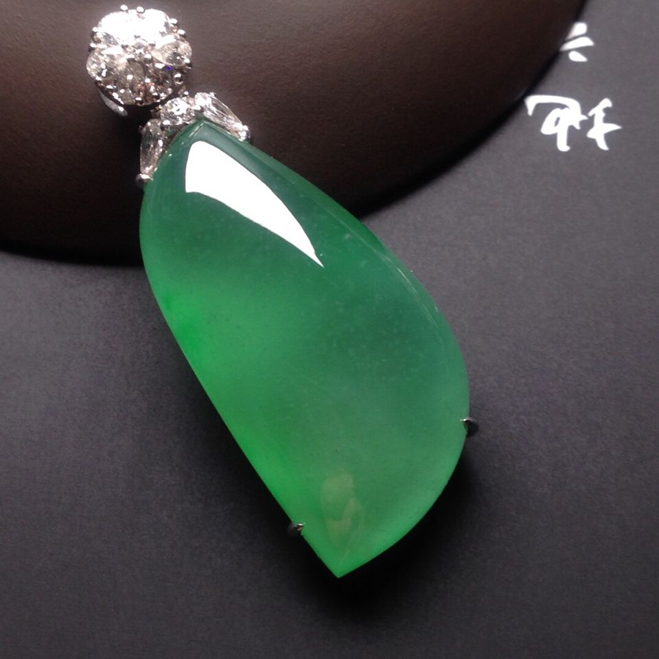 晴水绿翡翠值钱吗,绿色晴水翡翠价格高吗-第2张图片-翡翠网 晴水绿翡翠值钱吗,绿色晴水翡翠价格高吗-第2张图片-翡翠网