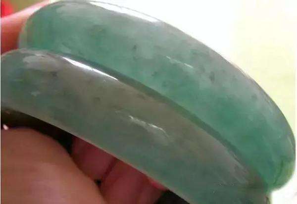 注胶翡翠手镯的鉴别方法,翡翠手镯注胶怎么辨别-第1张图片-翡翠网 注胶翡翠手镯的鉴别方法,翡翠手镯注胶怎么辨别-第1张图片-翡翠网