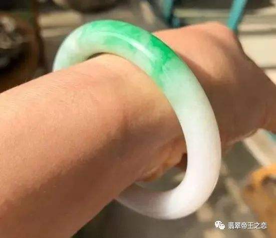 注胶翡翠手镯的鉴别方法,翡翠手镯注胶怎么辨别-第2张图片-翡翠网 注胶翡翠手镯的鉴别方法,翡翠手镯注胶怎么辨别-第2张图片-翡翠网