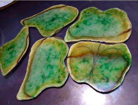 翡翠原石剥皮鉴定视频翡翠原石用锉刀去皮视频-第1张图片-翡翠网 翡翠原石剥皮鉴定视频翡翠原石用锉刀去皮视频-第1张图片-翡翠网