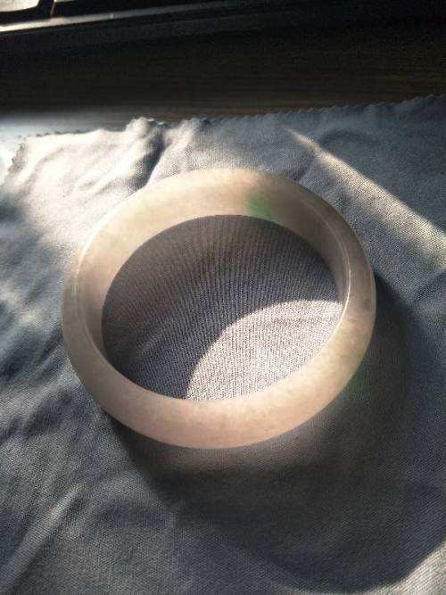 翡翠酸洗手镯的表面怎么才能看得出翡翠手镯是酸洗过的-第2张图片-翡翠网 翡翠酸洗手镯的表面怎么才能看得出翡翠手镯是酸洗过的-第2张图片-翡翠网