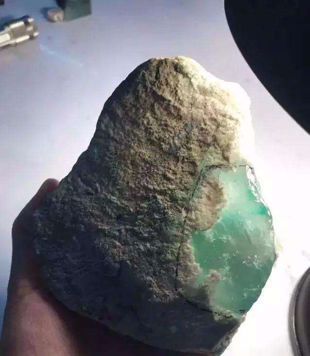 第一刀翡翠原石视频大全,第一刀翡翠原石视频-第1张图片-翡翠网 第一刀翡翠原石视频大全,第一刀翡翠原石视频-第1张图片-翡翠网