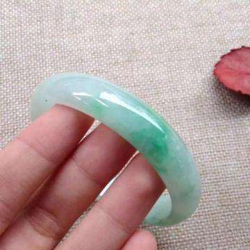 翡翠手镯的真假鉴别翡翠手镯怎么鉴定真假的方法-第1张图片-翡翠网 翡翠手镯的真假鉴别翡翠手镯怎么鉴定真假的方法-第1张图片-翡翠网