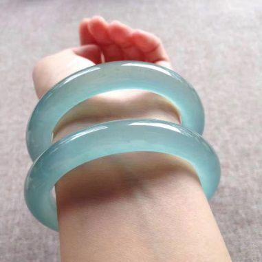 翡翠青色手镯很干怎么回事,玉镯子发青-第1张图片-翡翠网 翡翠青色手镯很干怎么回事,玉镯子发青-第1张图片-翡翠网