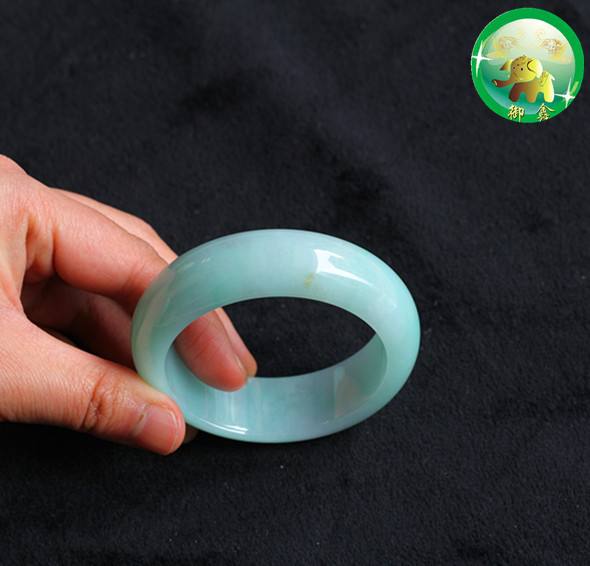翡翠青色手镯很干怎么回事,玉镯子发青-第2张图片-翡翠网 翡翠青色手镯很干怎么回事,玉镯子发青-第2张图片-翡翠网