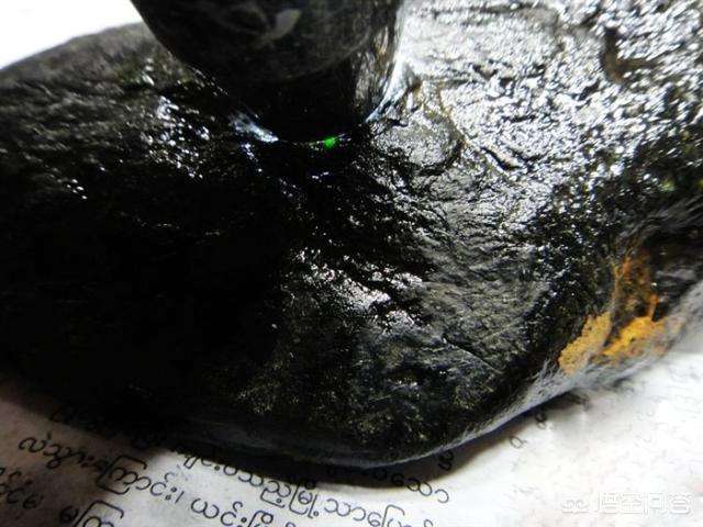 黑皮翡翠原石出什么料,黑色皮子翡翠原石开窗-第1张图片-翡翠网 黑皮翡翠原石出什么料,黑色皮子翡翠原石开窗-第1张图片-翡翠网