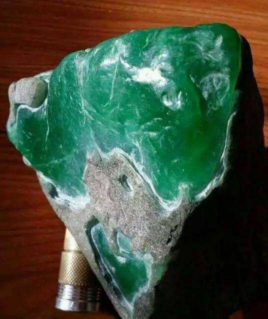 什么样的翡翠原石值得收藏,好点翡翠原石-第2张图片-翡翠网 什么样的翡翠原石值得收藏,好点翡翠原石-第2张图片-翡翠网