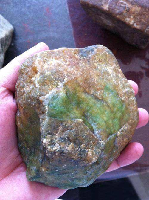 南齐翡翠原石高料特点南齐色料翡翠原石特点-第1张图片-翡翠网 南齐翡翠原石高料特点南齐色料翡翠原石特点-第1张图片-翡翠网