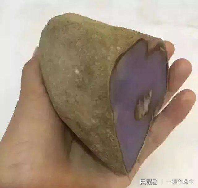 黑皮翡翠原石打灯各种表现翡翠原石紫罗兰打灯表现-第1张图片-翡翠网 黑皮翡翠原石打灯各种表现翡翠原石紫罗兰打灯表现-第1张图片-翡翠网