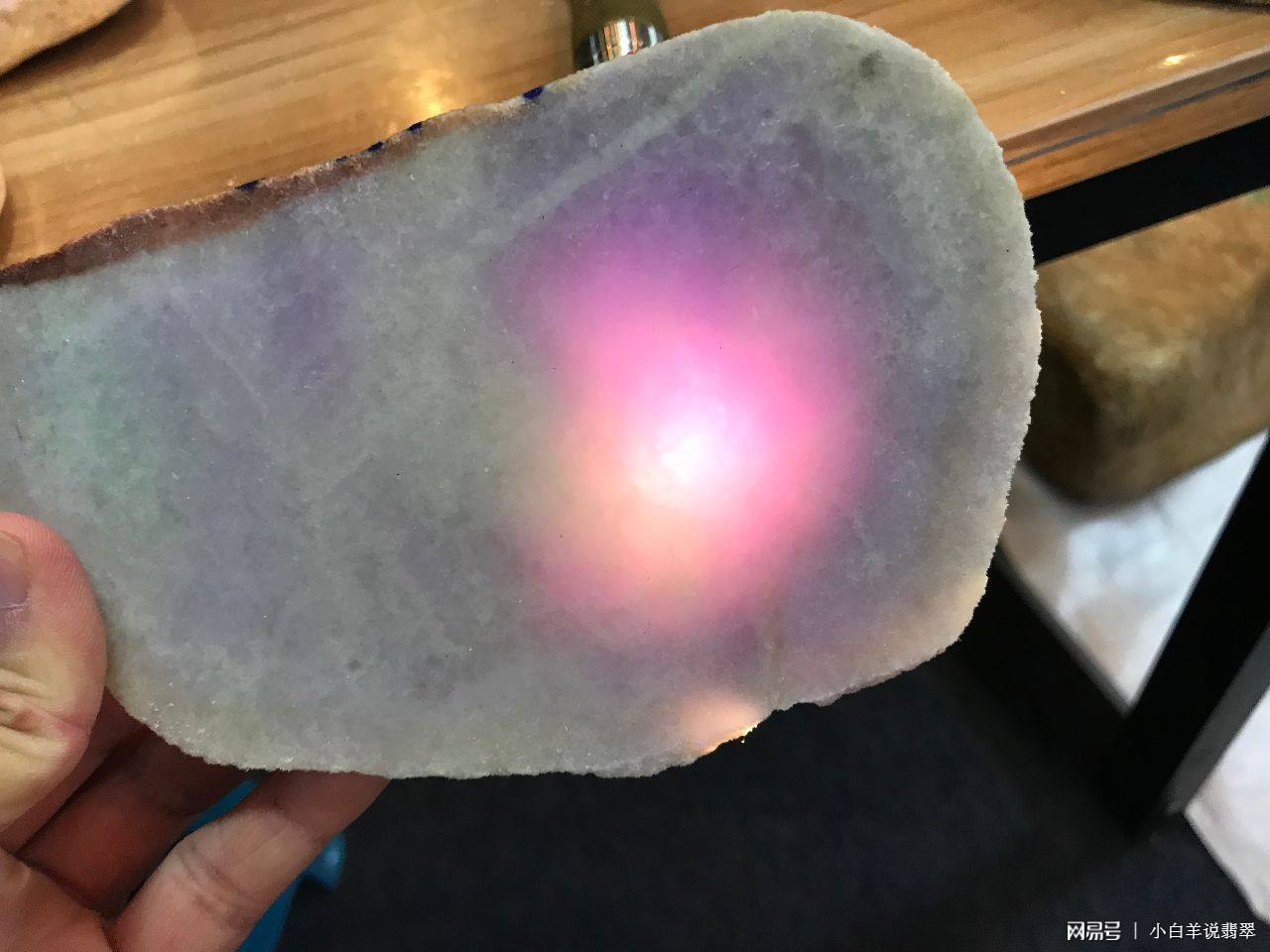 黑皮翡翠原石打灯各种表现翡翠原石紫罗兰打灯表现-第2张图片-翡翠网 黑皮翡翠原石打灯各种表现翡翠原石紫罗兰打灯表现-第2张图片-翡翠网