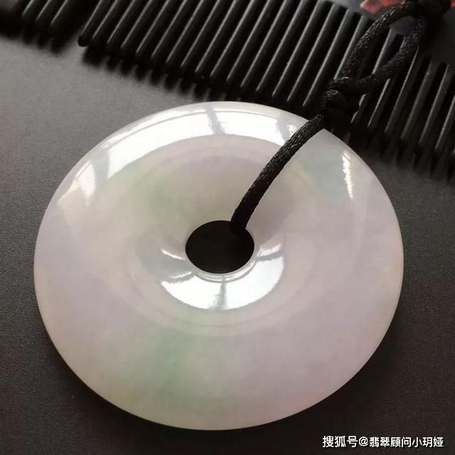 平安扣翡翠寓意是什么平安扣翡翠知识-第2张图片-翡翠网 平安扣翡翠寓意是什么平安扣翡翠知识-第2张图片-翡翠网