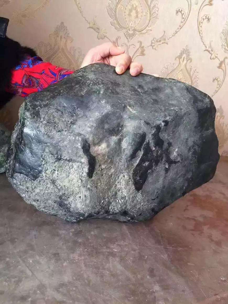 黑蜜蜡原石黑蜡壳翡翠原石-第2张图片-翡翠网 黑蜜蜡原石黑蜡壳翡翠原石-第2张图片-翡翠网