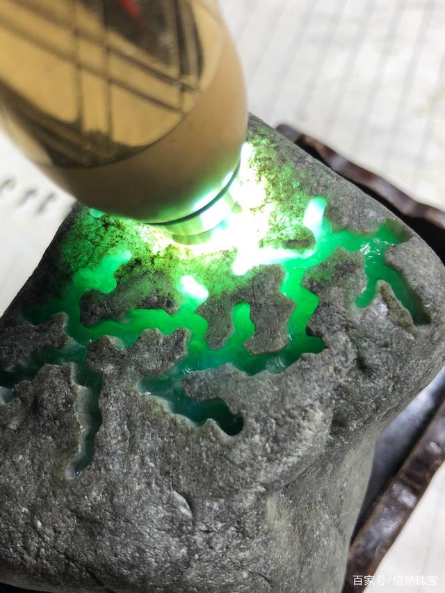 会卡后江翡翠原石,新场会卡翡翠原石的特点-第1张图片-翡翠网 会卡后江翡翠原石,新场会卡翡翠原石的特点-第1张图片-翡翠网