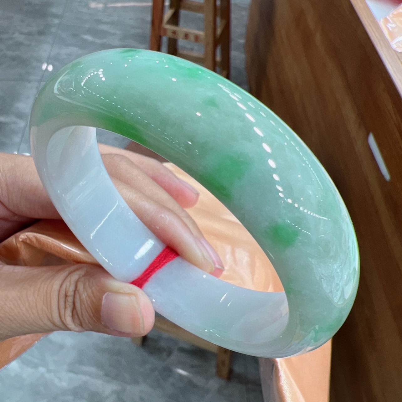 翡翠手镯青色怎么样?,翡翠手镯发青色正常吗-第1张图片-翡翠网