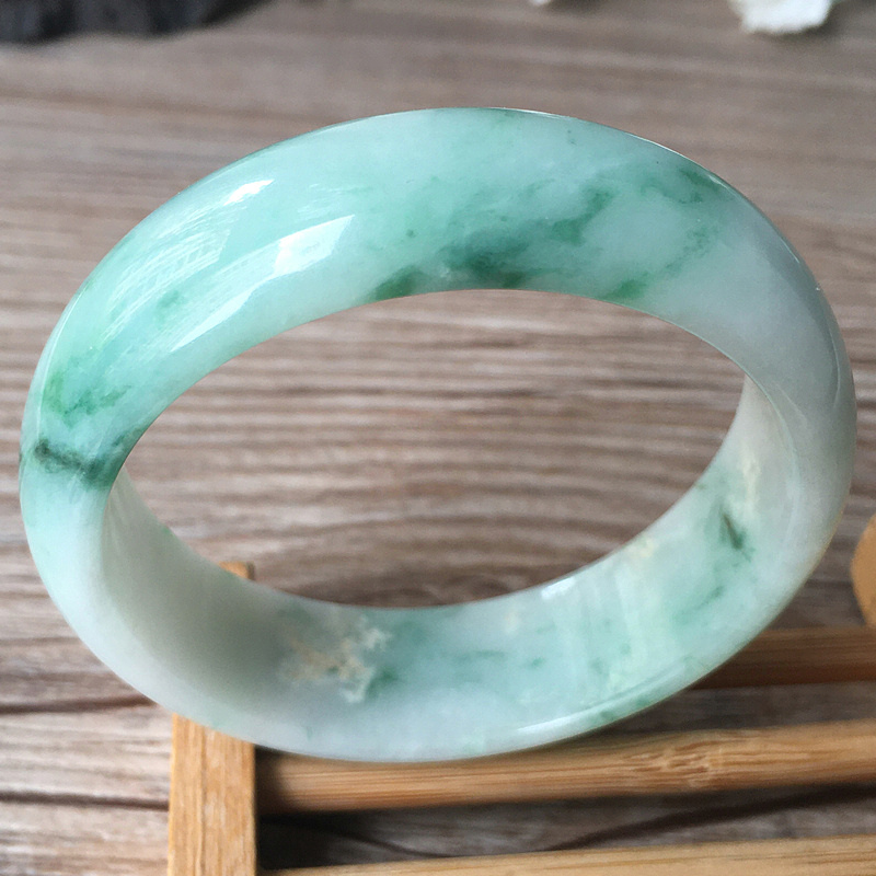 翡翠手镯青色怎么样?,翡翠手镯发青色正常吗-第2张图片-翡翠网