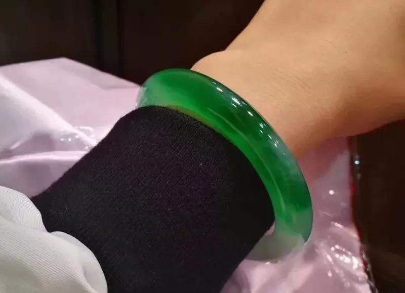 翡翠手镯磕了会怎么样,翡翠手镯怕磕-第1张图片-翡翠网 翡翠手镯磕了会怎么样,翡翠手镯怕磕-第1张图片-翡翠网