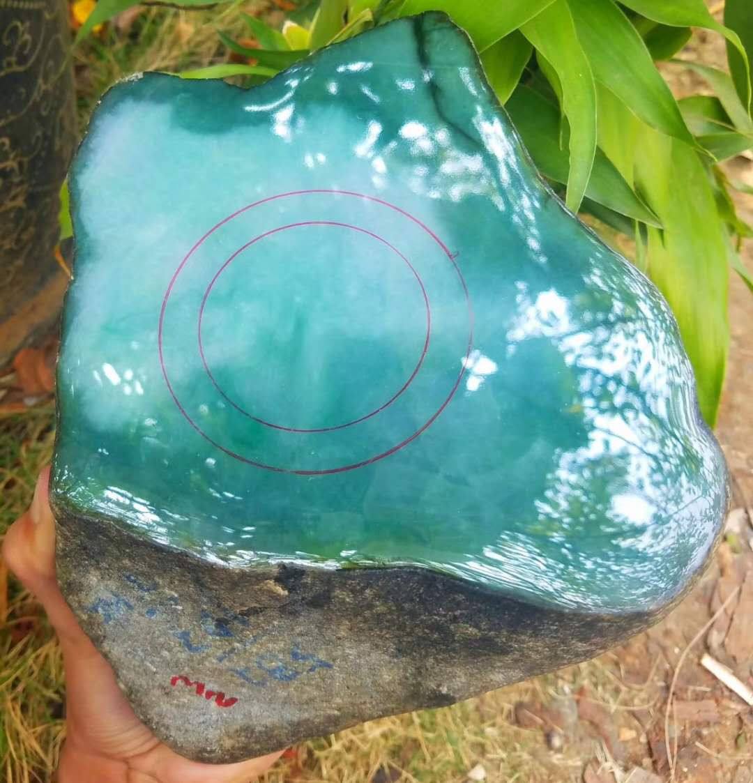 翡翠原石照片翡翠原石照片很绿-第1张图片-翡翠网 翡翠原石照片翡翠原石照片很绿-第1张图片-翡翠网