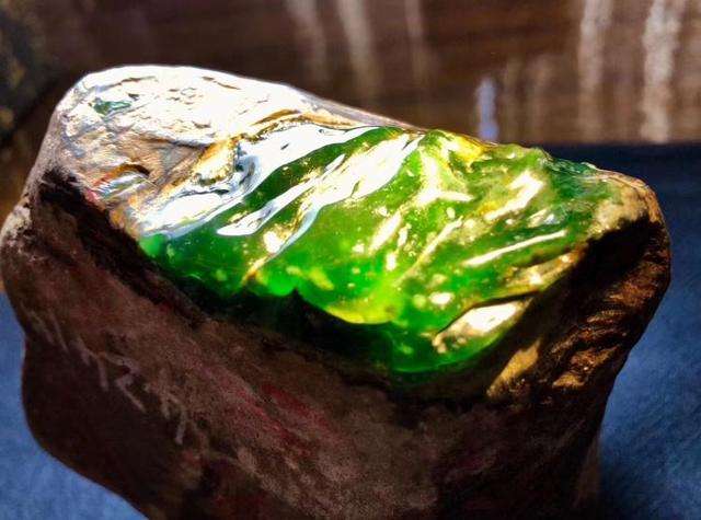 翡翠原石照片翡翠原石照片很绿-第2张图片-翡翠网 翡翠原石照片翡翠原石照片很绿-第2张图片-翡翠网