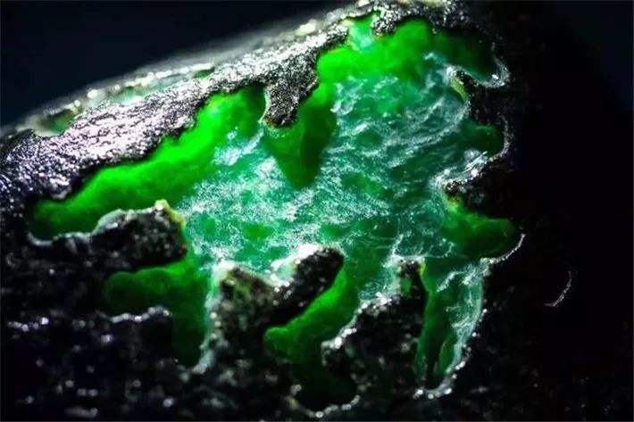 翡翠手镯什么叫石皮绿,翡翠手镯什么叫石皮-第2张图片-翡翠网