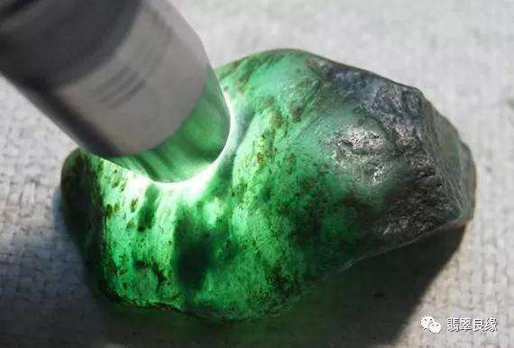 翡翠原石打灯颜色与实际颜色翡翠原石打灯看绿色-第1张图片-翡翠网 翡翠原石打灯颜色与实际颜色翡翠原石打灯看绿色-第1张图片-翡翠网