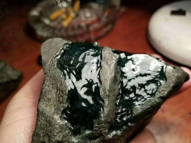 玻璃种紫罗兰翡翠原石切割紫罗兰翡翠 玻璃种-第1张图片-翡翠网 玻璃种紫罗兰翡翠原石切割紫罗兰翡翠 玻璃种-第1张图片-翡翠网