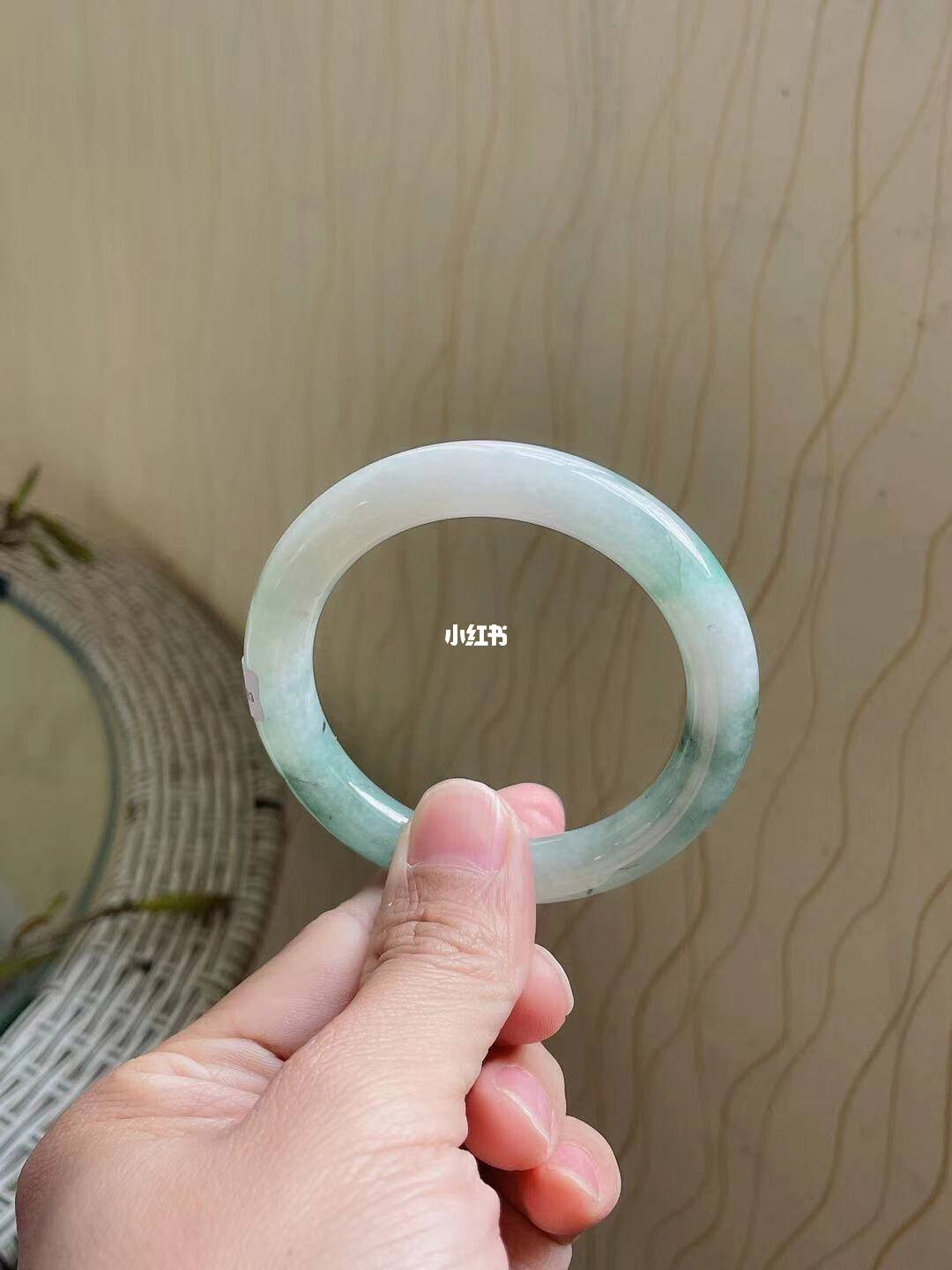 翡翠手镯里面有裂不抠手影响带吗?翡翠手镯有纹不扣手会断吗-第1张图片-翡翠网 翡翠手镯里面有裂不抠手影响带吗?翡翠手镯有纹不扣手会断吗-第1张图片-翡翠网