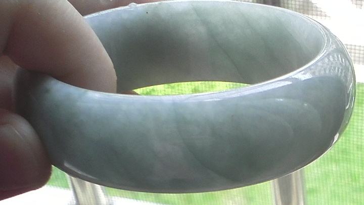 翡翠手镯里面有裂不抠手影响带吗?翡翠手镯有纹不扣手会断吗-第2张图片-翡翠网 翡翠手镯里面有裂不抠手影响带吗?翡翠手镯有纹不扣手会断吗-第2张图片-翡翠网