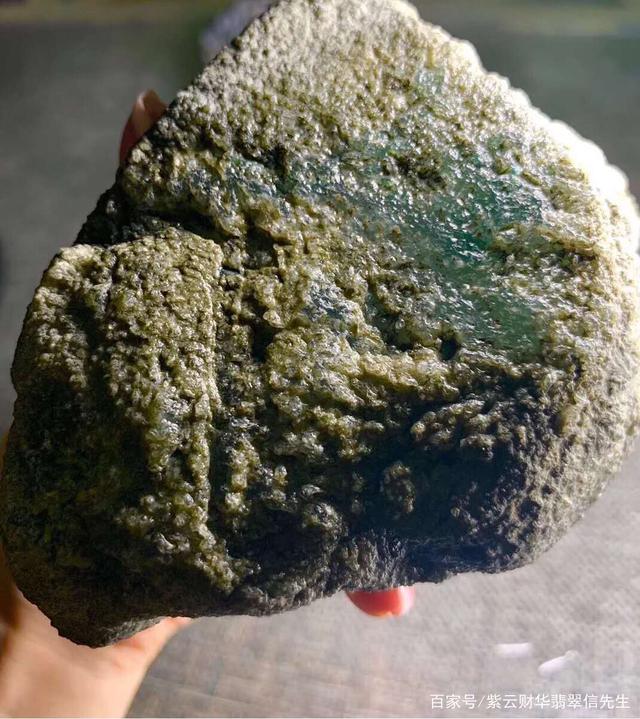 翡翠原石脱沙是什么意思,翡翠脱砂的原石-第2张图片-翡翠网 翡翠原石脱沙是什么意思,翡翠脱砂的原石-第2张图片-翡翠网