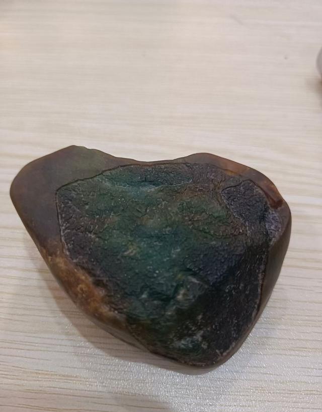 翡翠原石怎么辨别阳绿水头,翡翠原石水长色阳-第2张图片-翡翠网 翡翠原石怎么辨别阳绿水头,翡翠原石水长色阳-第2张图片-翡翠网