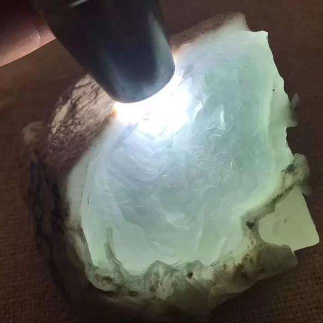 翡翠原石是什么样翡翠原石真的好看吗-第1张图片-翡翠网 翡翠原石是什么样翡翠原石真的好看吗-第1张图片-翡翠网